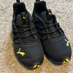 Boys pumas never worn, but without tags